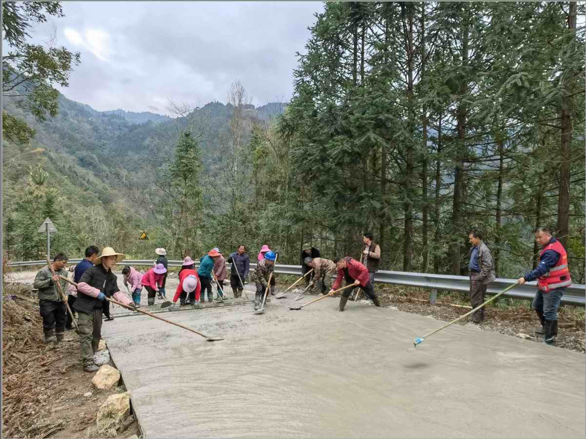 維修村屯道路，暢通貨物運輸，為鄉村振興注入新動力
